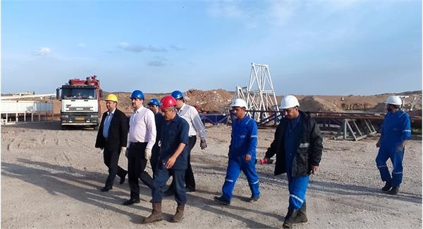 بازدید مدیرعامل پِدِکس از دکل حفاری 204 در میدان نفتی چشمه خوش